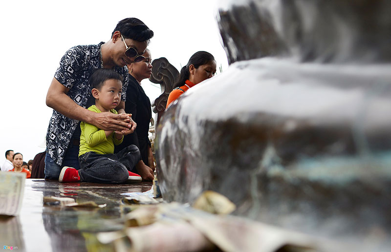 Nhét tiền lẻ, xoa đen tượng phật ngày khai hội chùa Bái Đính